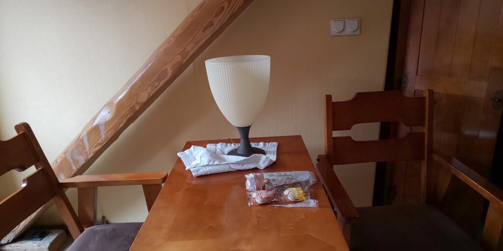 ホテルシュピハルス　テーブルにお菓子の差ビスが置いてある